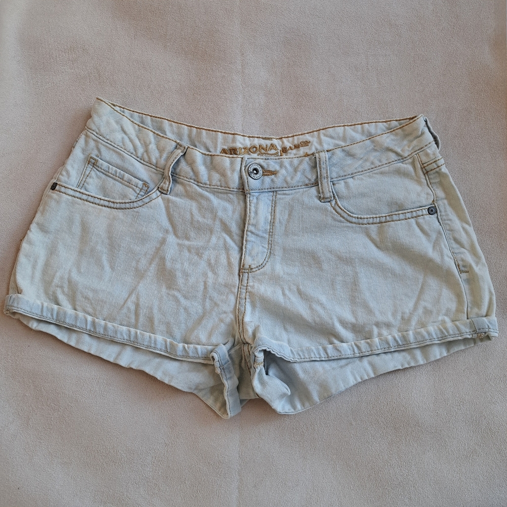 Arizona Jeans Low Rise Light Blue Wash Denim Shorts for Women / Juniors - Size 7